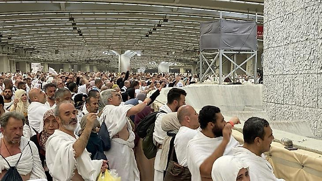 Hacılar Mina'da şeytan taşladı