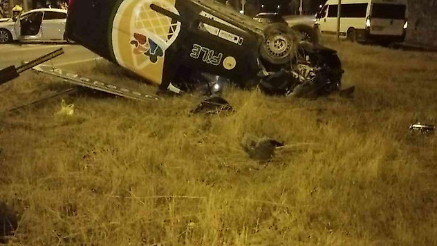 Hafif ticari araç ile otomobil çarpıştı: 2 yaralı