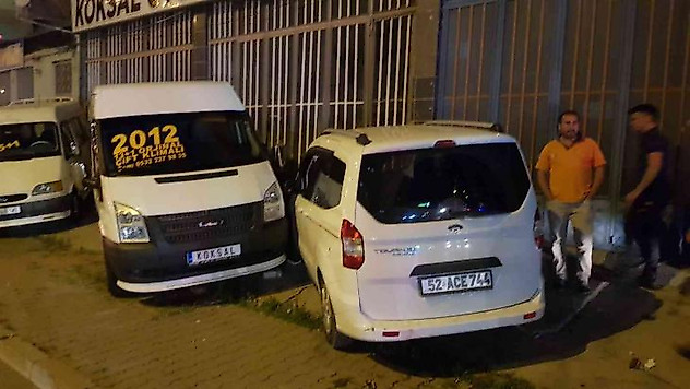 Hafif ticari araç otomobile çarptı: 1 yaralı