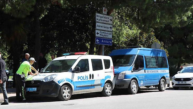 Hafif ticari araç polis ve zabıta araçlarına çarptı