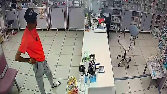 Hasta gibi geldi, sadaka kutusu ve telefonu çaldı