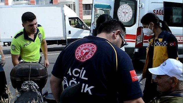 Hastaneye gitmek istemeyen 82 yaşındaki yaralı motosikletliyi ambulans şoförü ikna etti