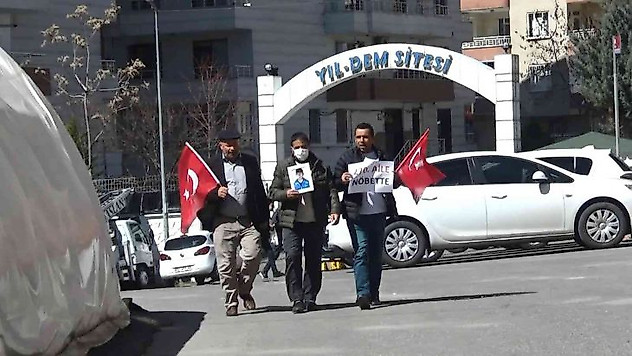 HDP önündeki ailelerin direnişine bir aile daha katıldı