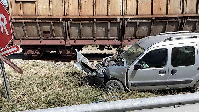 Hemzemin geçitte tren araca çarptı, sürücü yara almadan kurtuldu