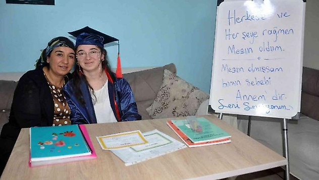 Herkes 'okumayacak' dedi, annesinin 12 yıllık desteğiyle mezun oldu