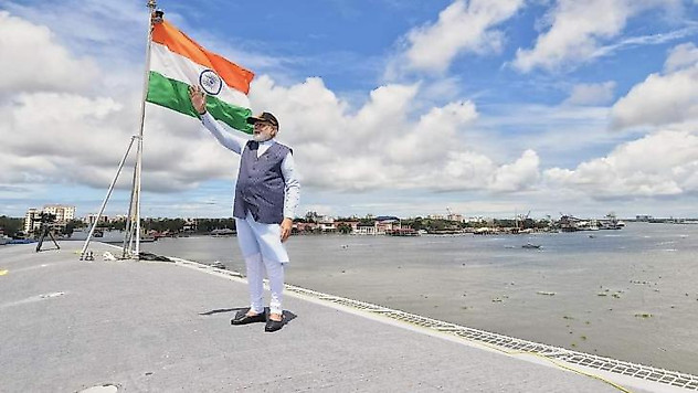 Hindistan'ın ilk yerli uçak gemisi denize indirildi