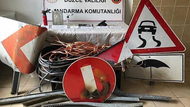 Hırsızlık için hurdalığa giren Jandarma çalınan trafik yol tabelalarını buldu