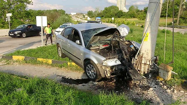 Hızını alamayan otomobil, kavşakta direğe çarptı: 1 ölü, 3 yaralı