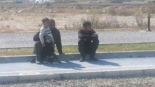 Hurda taşıdığı kamyonet alev alev yandı, 3 yaşındaki oğluyla birlikte canını zor kurtardı