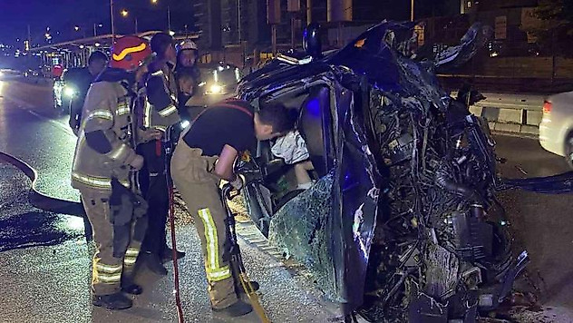 Hurdaya dönen otomobilde sıkıştığı yerden yaralı olarak kurtarıldı