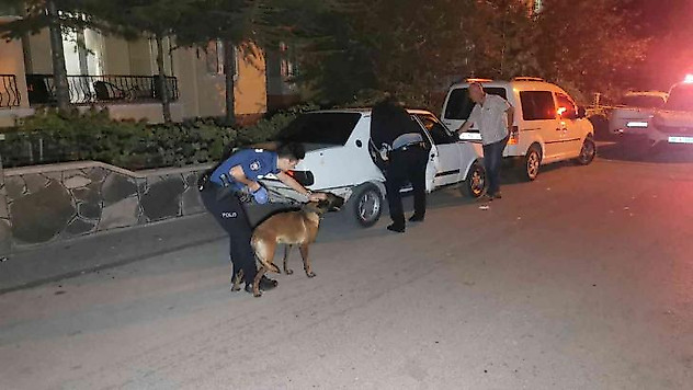 Husumetli olduğu iki kardeşin aracını ve evini kurşunladı