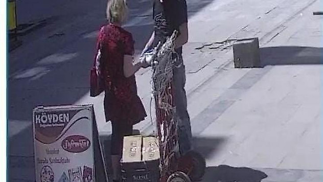 İçerisinde telefon bulunan kargo paketini kimseye aldırış etmeden çaldı