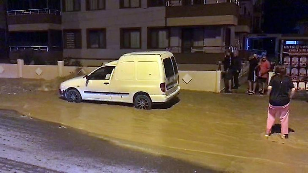 İçme suyu hattı patladı, sular ikinci kata kadar fışkırdı