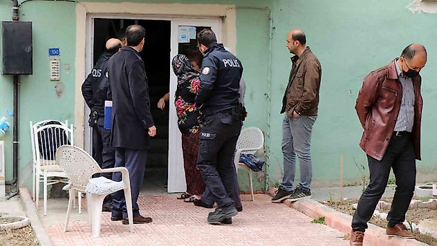 İcra yoluyla çocuğunu almaya gelen kadın, gazetecilere tepki gösterdi