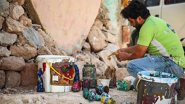 İdlibli sanatçılar Rukban kampında yaşanan susuzluğa duvar resmiyle dikkat çekti