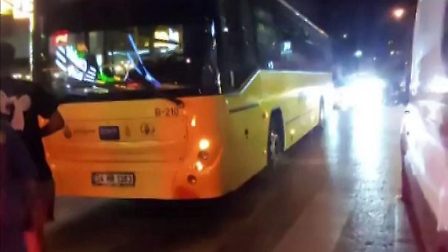 İETT şoförü aracını yol ortasında bırakıp düğüne gidince trafik karıştı