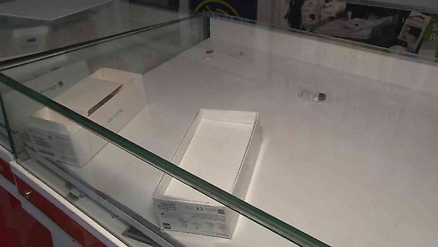 İftar saati sessizliğinden faydalanan hırsızlar 65 adet telefon çaldı