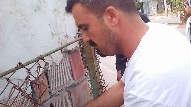 İki duvar arasında sıkışan kediyi belediye personeli kurtardı