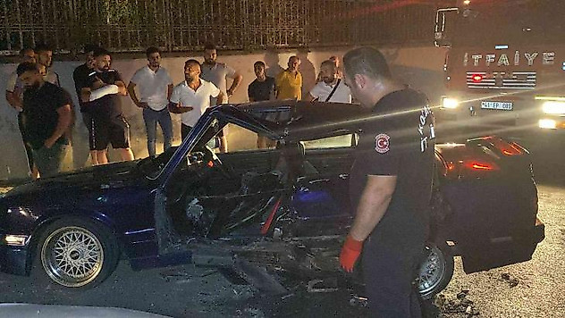 İki otomobil çarpıştı: 1'i ağır 2 yaralı