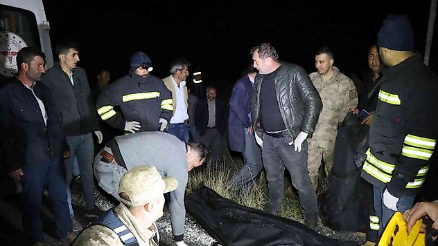 İki otomobil çaya düştü: 1 ölü, 2 yaralı, 2 kayıp