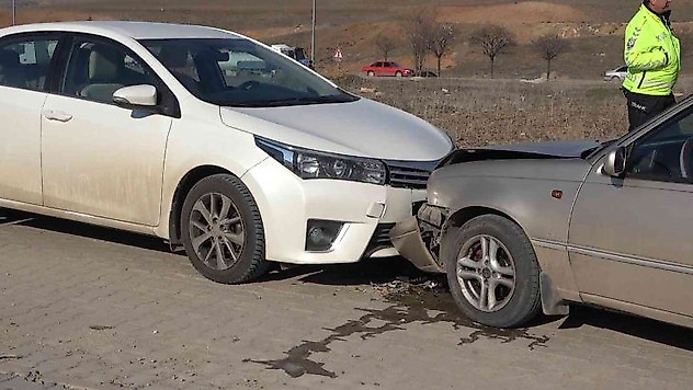 İki otomobil kafa kafaya çarpıştı: 2'si çocuk 4 yaralı