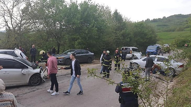 İki otomobil kafa kafaya çarpıştı: 2 yaralı
