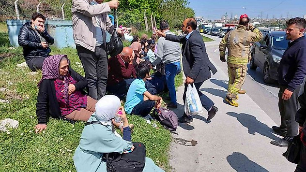İkitelli'de İETT otobüsünün karıştığı zincirleme trafik kazasında bazı yolcular yaralandı