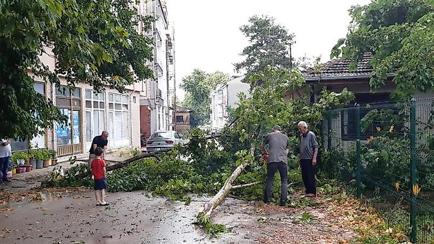 İnegöl'de bayramın birinci günü sağanak sele sebep oldu