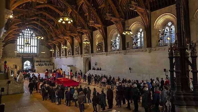 İngiltere'de Kraliçe II. Elizabeth'in tabutuna koşan şahıs tutuklandı