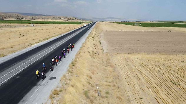 İranlı bisikletçiler Van Gölü için pedal çevirdi