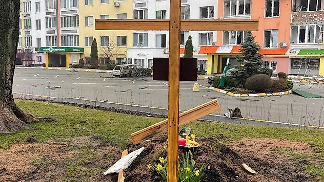 Irpin'de siviller evlerinin bahçesine gömüldü