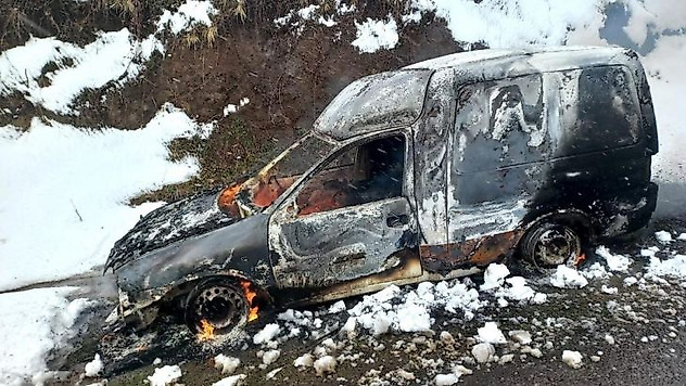 Isınmak için aracına koyduğu köz kovası sonu oldu