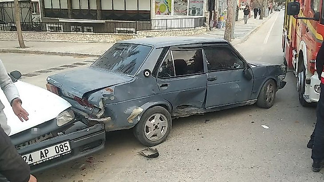 Isparta'da otomobil itfaiye aracıyla çarpıştı