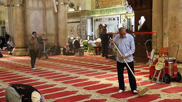 İsrail güçlerinin saldırıları sonrası Mescid-i Aksa'da temizlik yapıldı