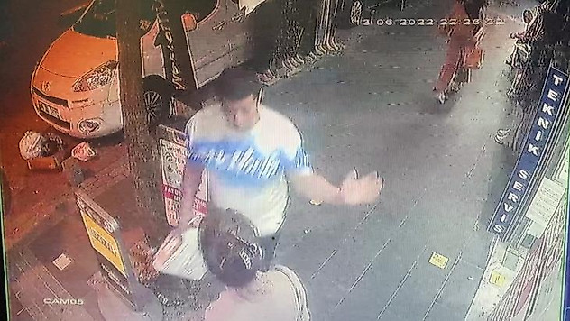 İstanbul'da akıl almaz anlar: Yolda yürüyen kadını tokatladı, darp edildi