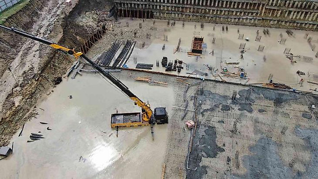 İstanbul'da aynı şantiyeyi yine su bastı: 1 vinç sualtında kaldı