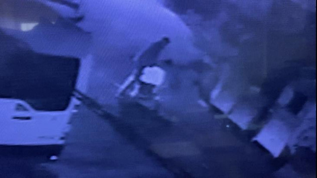 İstanbul'da gasp dehşeti kamerada: Darp ettikleri genci yerde sürükleyip telefonunu çaldılar