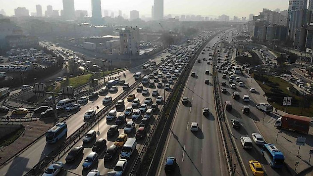 İstanbul'da haftanın ilk iş gününde trafik yüzde 60'ı buldu
