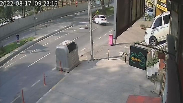 İstanbul'da hatalı dönüş kazası kamerada: Araca çarpan motosikletli yaralandı