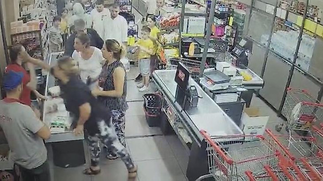 İstanbul'da kadın kasiyere kadından tokatlı saldırı kamerada