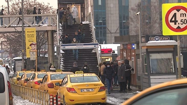 İstanbul'da kar tatili dönüşü vatandaşlar toplu taşıma araçlarına yöneldi
