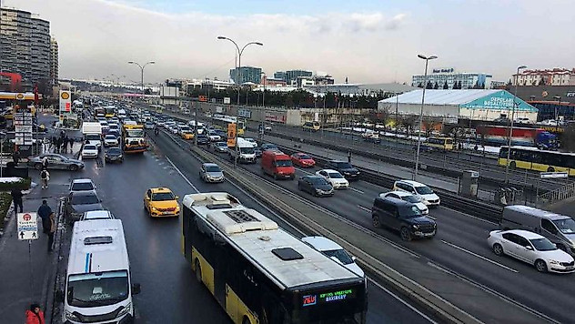 İstanbul'da kar tatilinin ardından trafik yoğunluğu yüzde 50'yi geçti