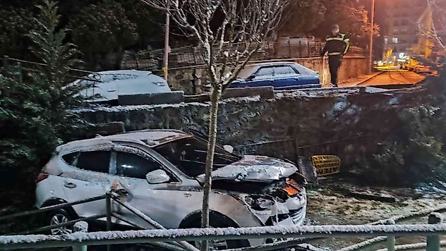 İstanbul'da korku dolu anlar kamerada: Otomobil çocuk parkına uçtu