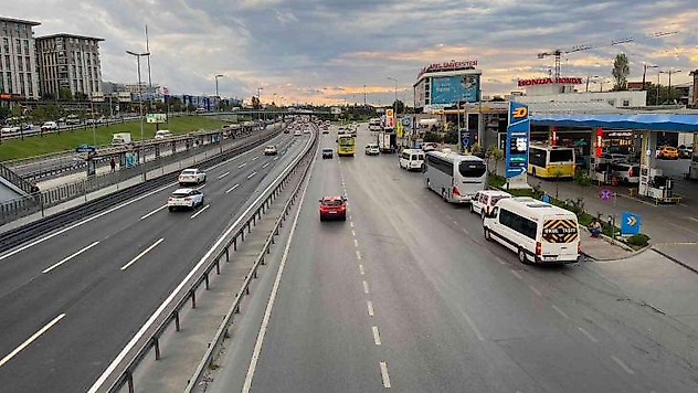 İstanbul'da okullar açıldı, trafik yoğunluğu başladı