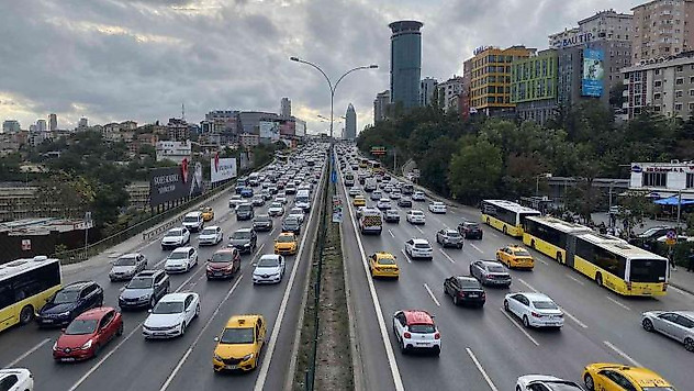 İstanbul'da okullar açıldı, trafik yoğunluğu oluştu