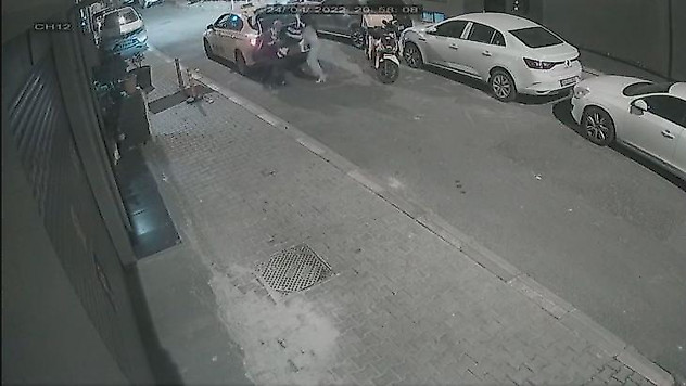 İstanbul'da taksici ile kuryenin yumruklu kavgası kamerada: Kadının valizini yere atıp gitti