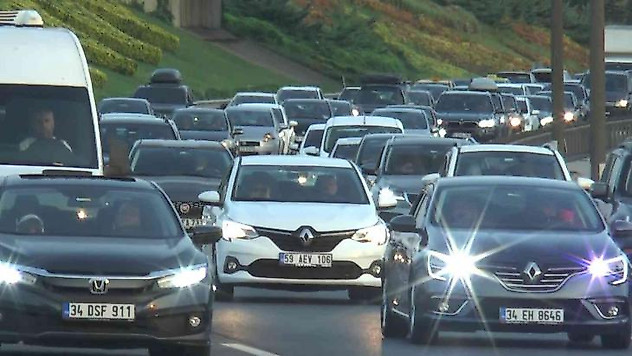 İstanbul'da tatilciler bayrama bir gün kala yola çıktı, trafik durma noktasına geldi