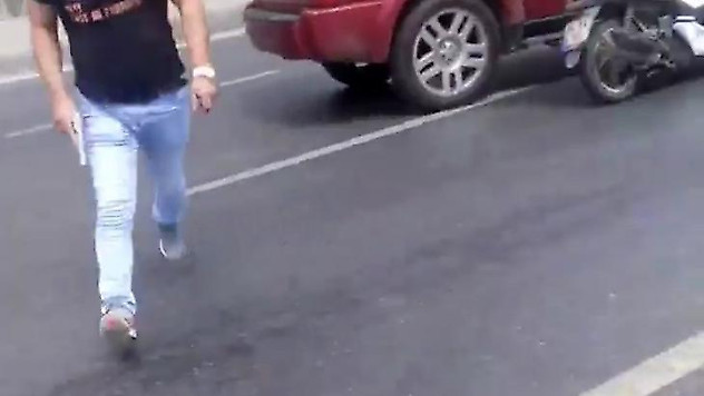 İstanbul'da trafik magandaları kamerada: Biri silahla darp etti, diğeri aynasını tekmeledi