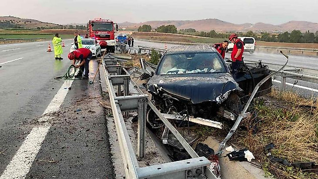 İstanbul-İzmir otoyolunda otomobil refüje çarptı: 2 ölü, 2 yaralı