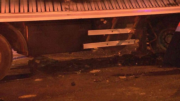 İstanbul Sultanbeyli'de otomobil tıra çarptı: 3 yaralı
